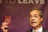 Den tidligere UKIP-leder, Nigel Farage, var stor fortaler for, at Storbritannien skulle forlade EU. Her ses han med sit rødbedefarvede pas, som nu bliver ændret. Foto: Frank Augstein