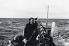 Dette røstede og slørede foto er et af de få autentiske billeder, der viser jøder på flugt. Det viser en fiskerbåd med jøder på vej fra Grønsund til Ystad i Sverige og er fotograferet af en af flygtningene. Foto: Nationalmuseet