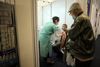 En israelsk mand modtager en covid-19-vaccine i Tel Aviv nytårsaftensdag. Foto: REUTERS/Ammar Awad