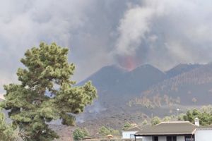 Brandfolk trækker sig tilbage fra området omkring vulkanen Cumbre Vieja på La Palma. Flere byer er evakueret.