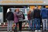 To piger græder og giver hinanden et knus foran Joseph-Koenig-Gymnasium i byen Haltern i Vesttyskland. Her var lagt blomster og tændt lys til minde om de 16 elever og deres to lærere fra skolen, som omkom i flystyrtet. Foto: Martin Meissner/AP