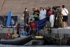 Ligene af forulykkede flygtninge bringes i land. Italien havde i går officiel sørgedag efter ulykken ved Lampedusa.