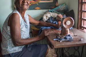 Dolores Fish Hernandez glemmer aldrig den dag, Cubas leder og revolutionshelt Fidel Castro kom og overnattede i hendes hus i Svinebugten. Trods et liv i fattigdom er den 83-årige en af regimets trofaste støtter. Fotos: Anne Hollande.