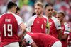 De danske spillere slog ring om Eriksen, mens behandlingen stod på. Arkivfoto: Lars Poulsen