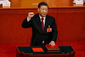 Kinas enehersker, Xi Jinping, lader sig ikke portrættere i bund. Han gemmer sig bag regimets uendelige mængde floskler. Men en ny bog giver et interessant – og rystende – indblik i, hvordan Kina af i dag fungerer.