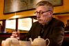 Thilo Sarrazin på en café i Berlin 2013. Samme år modtog han Trykkefrihedsselskabets ytringsfrihedspris i København. Foto: Christian T. Jørgensen/EUP-Berlin