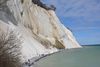 Møns Klint forbliver stejl, fordi havet graver i dens fod. Til gengæld er her skred hvert år, og havet vasker den nedskredne kalk væk og kaster flintsten og forsteninger op på stranden igen.