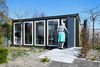 Huset er på størrelse med en container og er opdelt i to rum til henholdvis beboeren og den besøgende. Foto: Piroschka van de Wouw/Reuters.