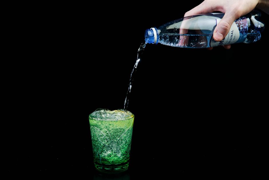 Når temperaturen stiger, bliver det vigtigere at være opmærksom på sit væskeindtag. Men er det sundest bare at drikke vand fra hanen, eller bør man supplere med sukkerholdige drikke som juice eller sodavand? Vi taler med to forskere med viden om væskebalance. 