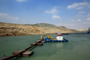 Udvidelsen af Suez-kanalen er en del af et kæmpe projekt, der skal løfte Egyptens trængte økonomi ud af suppedasen. Landet står på den anden ende i denne uge i anledning af åbningsceremonien torsdag den 6. august.