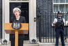 Stående foran embedsboligen Downing Street 10 forsøgte Theresa May at gå i offensiven. Foto: AP