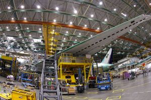 Boeing er klar til at åbne for produktion af fly igen i Washington fra på mandag. 27.000 medarbejdere kaldes tilbage på arbejde. Foto: AP/Ted S. Warren