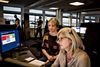 Sygeplejerskerne Anne-Marie Bisgaard og Anne-Marie Esbensen sidder klar til at tage imod borgernes opkald til akuttelefonen. Tallene på skærmen viser, at seks personer står i kø til at tale med en sygeplejerske, mens nul personer står i kø til at tale med en læge. Foto: Stine Bidstrup