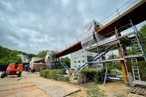 Den er blevet både forsinket og væsentligt dyrere end planlagt. Men nu er broen over Grejsdalen snart klar til de første gæster.