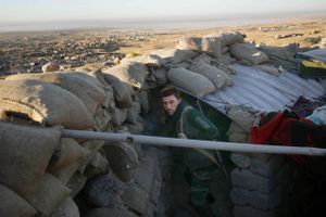 En kurdisk soldat holder pause, ved en befæstning på Sinjar-bjerget. Området er tirsdag morgen blevet bombet af Tyrkiet. Foto: Bram Janssen/AP