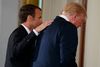 Macron og Trump har indtil for nyligt haft en jovialt forhold. Her ses Macron under et statsbesøg i Washington i april lægge hånden på Trumps skulder. Foto: AP/Evan Vucci