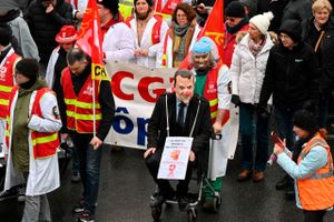 Franske demonstranter indledte tirsdag et sidste slag i deres kamp mod regeringens kontroversielle pensionsreform. Tirsdag gik tusinder på gaden. Med strejker og blokader lammede de landet i protest.