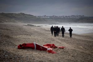 Frankrig rydder migrantlejr, efter at 1000 flygtninge nåede illegalt til England på en enkelt dag.
