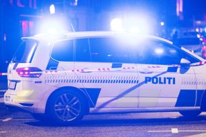 En påsat sommerhusbrand ledte politiet til en adresse i Frederikssund kommune, hvor en kvinde er fundet dræbt.