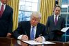 Tre dage efter sin indsættelse underskriver præsident Donald Trump dekretet, der trækker USA ud af frihandelsaftalen Trans-Pacific Partnership (TPP). Foto: AP/Evan Vucci