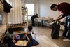 En familie i asylcenteret i Dronninglund. Regeringen afviser at opføre flygtningelandsbyer for at løse behovet for indkvartering på grund af flygtningekrisen. Arkivfoto: Joachim Ladefoged