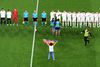En baneløber med et regnbueflag nåede ind på banen på Allianz Arena under nationalmelodierne. FOto: REUTERS/Matthias Hangst
