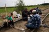 Ved grænsen mellem Serbien og Ungarn holder en flok migranter et hvil, inden de fortsætter deres rejse ind i europa.