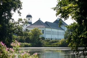 Danmark byder på mange stemningsfulde haver, og hen over sommeren kan du tage på rundvisning i nogle af de fineste af slagsen i Gråsten, Vordingborg og Fredensborg.