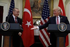 Trump modtog i maj Tyrkiets præsident, Recep Tayyip Erdogan, i Det Hvide Hus. Siden er det varme forhold kølnet en del. Foto: Evan Vucci