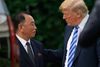 Præsident Donald Trump mødtes fredag med Kim Yong-chol, højre hånd til Nordkoreas leder Kim Jong-un, i Det Hvide Hus. Her ses de på græsplænen foran præsidentboligen. Foto: AP/Andrew Harnik