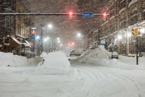 Halvdelen af de dødsfald, der foreløbig tilskrives en barsk snestorm i USA, er registreret i byen Buffalo.