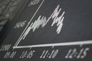 Nordnet og Saxo Bank mærker, at investorernes investeringslyst svækkes, så snart bølgerne går højt på aktiemarkedet. Siden årsskiftet er antallet af nye kunder, der skriver sig op hos investeringsbankerne, aftaget en smule, viser tal.