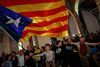 Catalanske tilhængere af uafhængighed svinger det catalanske flag. Foto: AP/Emilio Morenatti