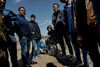 Flygtninge og migranter fra bl.a. Syrien, Irak, Afghanistan og mange lande i Afrika forsøger i disse dage at krydse grænse fra Tyrkiet til Grækenland ved byen Edirne.Grænsen ved Edirne er stadig tungt bevogtet på den Græske side og det har fået flere flygtninge til at søge mod illegale overgange ved bl.a. at krydse floden der danner grænsen. Det sker hovedsageligt mod betaling af lokale fiskere og menneskesmugler. Flere har været udsat for at blive sejlet ud på mindre øer i floden med tro på at øen var græsk og at de dermed havde nået deres mål, EU - men opdagede at de tog fejl.På foto ses den gruppe mænd Marie-Louise beskriver i historien der er i avisen tirsdag.Foto: Casper Dalhoff