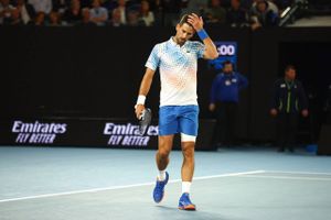 Novak Djokovic døjede igen med sit venstre lår, da han slog Enzo Couacaud i anden runde i Australian Open.