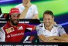 McLarens spanske førstekører Fernando Alonso (tv.) håber, at hans makker i næste sæson fortsat hedder Jenson Button (th.)