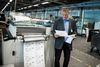 KMD's "valggeneral", Steen Østergaard, har ansvaret for over otte millioner valggkort, som er udsendt til EP-valget og folkeafstemningen om patentdomstolen. Valgkortene er ikke omfattet af den offentlige digitaliseringsstrategi.