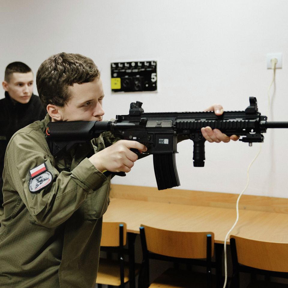 Skoleelever går i militæruniform: Lærer at skyde og nedkæmpe droner