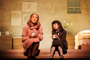 Den professionelle skuespiller Amalie Dollerup og 9-årige Clara Schelling spiller fornemt sammen som henholdsvis Frøken Honey og Matilda i ”Matilda the Musical”. Foto: Miklos Szabo