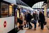 Det er ikke længere nødvendigt med obligatorisk pladsreservation i DSB's toge, efter at Sundhedsstyrelsen anbefalede brug af mundbind i den kollektive trafik, når der er trængsel. Foto: Finn Frandsen/Ritzau Scanpix