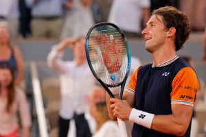Casper Ruud var Alexander Zverev overlegen, da han sikrede sig en finale mod Novak Djokovic.