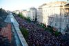 Gaderne i Ungarns hovedstad, Budapest, var sort af mennesker lørdag. Titusinder protesterede mod regeringens angreb mod de fri medier. Foto: AP/Zoltan Balogh