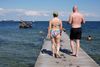 "Hornlaget på huden er bygget ligesom en svamp, der suger en masse vand til sig. Når vi bader, er vi ude i noget, der minder om det vævsvand, vi har i kroppen. Så saltvand er faktisk rigtig godt for huden" Foto: Thomas Borberg