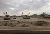 Tanks fra den irakiske hær ses i byen Bashir syd for Kirkuk. Foto: Emad Matti