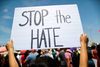 En demonstrant i El Paso, Texas, holder et skilt op i protest mod præsident Donald Trumps besøg. Byen blev i weekenden ramt af et masseskyderi med 22 dræbte og 24 sårede, og mange i grænsebyen bebrejder Trumps retorik for at have opildnet til angrebet. Foto: Mario Tama/AFP