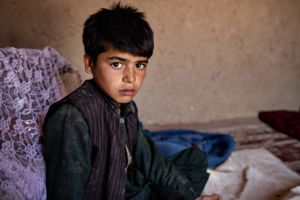 Økonomien er kollapset. En voldsom tørke har fået høsten til at slå fejl. Et år efter, at Taliban tilbageerobrede magten i Afghanistan og udløste en panisk flugt fra Kabul, har 97 pct. af alle familier Ifølge en ny rapport fra Red Barnet svært ved at skaffe mad nok til deres børn. Og nu står vinteren for døren.
