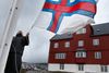 Det færøske flag hejses ved Tinganess i Tórshavn.