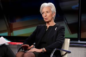 Den verdensøkonomiske vækst har været for lav for længe, fastslår IMF's adm. dir. Christine Lagarde. 