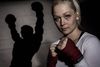 Dina Thorslund vandt lørdag den 10. marts VM i boksning. De blå øjne vidner om en hård kamp mod en verdensklasse bokser. Foto: Casper Dalhoff
