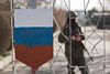 Uden for en ukrainsk militærbase i Simferopol er emblemet fra den ukrainske hær omdannet til et russisk flag – malingen er løbet ud. Foto: Vadim Ghirda/AP